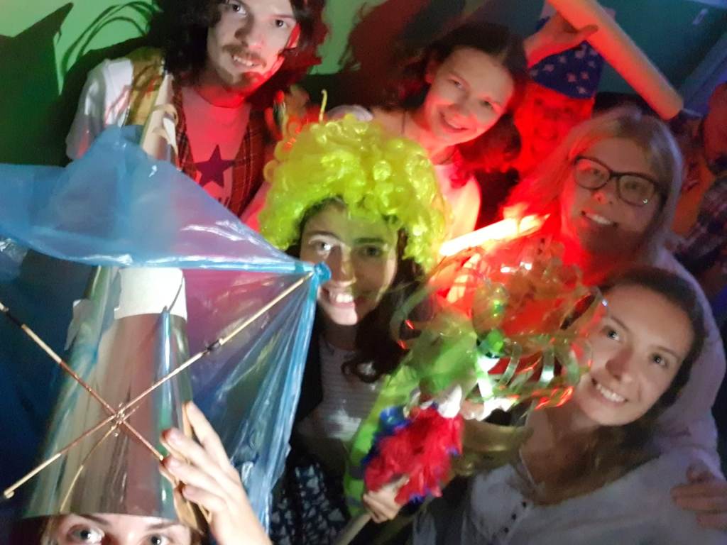 Communities and hidden&nbsp;extroverts